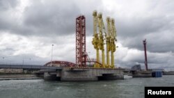 (မှတ်တမ်းပုံဟောင်း) ရခိုင်ပြည်နယ် ကျောက်ဖြူမြို့ မဒေးကျွန်းမှာတွေ့ရတဲ့ ဆီတင်သင်္ဘောဆိုက်ကပ်ရာ ဆိပ်ခံတံတား။ (Reuters)