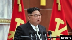 Media pemerintah melaporkan, Pemimpin Korea Utara Kim Jong Un pada Jumat (10/3) memerintahkan pihak militer untuk mengintensifkan latihan untuk mencegah dan menanggapi "perang nyata" jika diperlukan. 