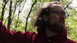 Վաշինգտոնի բնակիչը վերականգնում է քաղաքամերձ անտառները