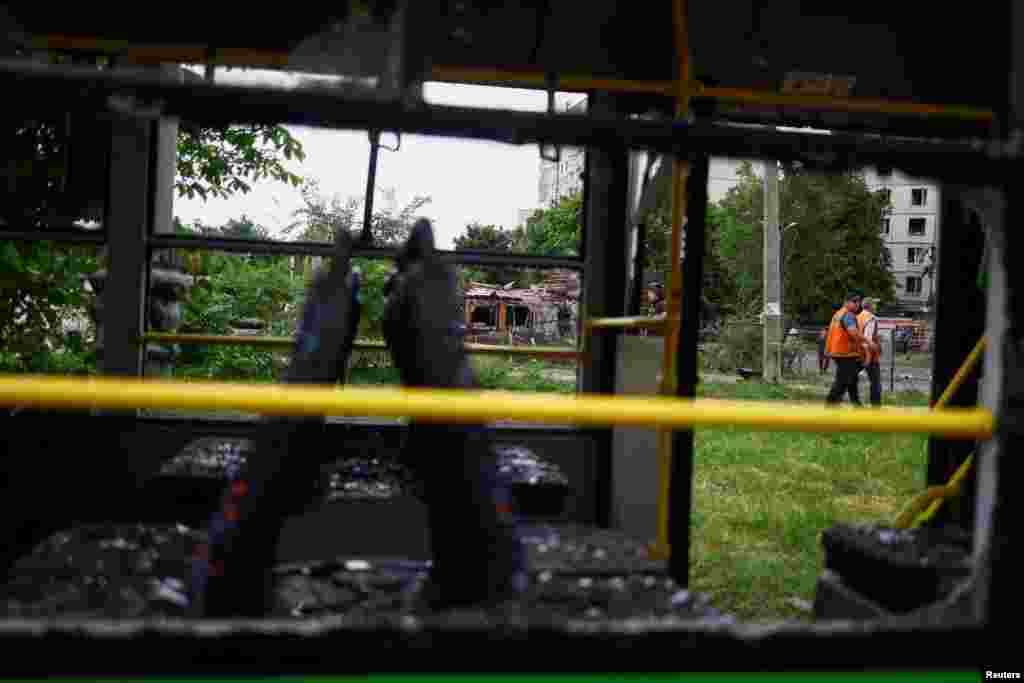 La vista de un trolebús y una cafetería dañados durante el ataque de Rusia en Járkov, Ucrania, el 22 de mayo de 2024. REUTERS/Valentyn Ogirenko