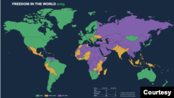 "Ozodlik uyi" tuzgan xarita: Yashil rangdagilar erkin mamlakatlar, sariqdagilar qisman erkin, binafsha rangdagilar esa erkin bo'lmagan jamiyatlar 