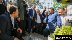 خانواده‌های جان‌باختگان پرواز پی‌اس ۷۵۲: حضور جواد ظریف بر سر مزار عزیزان ما وقیحانه است