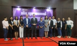 តំណាងអង្គការបន្ទាយស្រី និងទីភ្នាក់ងារសហរដ្ឋអាមេរិកសម្រាប់ការអភិវឌ្ឍអន្តរជាតិ (USAID) ប្រចាំកម្ពុជា ក្នុងវេទិកាដាក់បង្ហាញរបាយការណ៍អំពើហិង្សាផ្អែកលើយេនឌ័ររបស់អង្គការបន្ទាយស្រី ក្នុងរាជធានីភ្នំពេញ នាថ្ងៃទី២៩ ខែមីនា ឆ្នាំ២០២៤។ (ស៊ឹម ចាន់សំណាង/វីអូអេ)