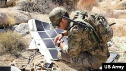 美国陆军绿色贝雷帽与第一特种部队大队（空降兵）在加利福尼亚州欧文堡国家训练中心安装太阳能电池板用于作战通信。这太阳能电池板使特种作战部队能够在最偏远的地点操作其设备，并在作为常规部队移动的同时继续进行常规部队的训练团队穿越崎岖的沙漠地形、模拟伏击和有限的通讯。