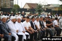 前海关总署副署长莱姆别克·马特赖莫夫(前排中间身穿深色夹克)和议会成员出席比什凯克穆夫蒂亚特新总部落成典礼。