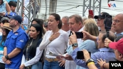 María Corina Machado, con la mano al pecho, acompaña a Edmundo González, candidato presidencial de la oposición en Venezuela durante acto de campaña en el estado de Aragua, Venezuela, el sábado 18 de mayo.
