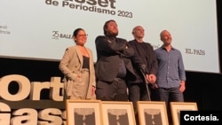 La periodista Julia Gavarrete junto a los otros tres ganadores de las categorías de los premios Periodismo Ortega y Gasset 2023, luego de concluir la ceremonia. [Foto: Cortesía Julia Gavarrete]