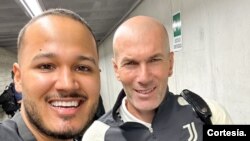 Para el venezolano Carlos Sposito (izq.) trabajar con un equipo de élite como la Juventus “es un sueño” que aún no logra asimilar. En la foto con el ex astro del fútbol francés Zinedine Zidane. [Foto cortesía].