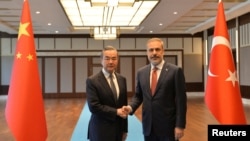 Menteri Luar Negeri Turki Hakan Fidan (kanan) bertemu dengan Menteri Luar Negeri China Wang Yi di Ankara, Turki, pada 26 Juli 2023. (Foto: Stringer/Pool via Reuters)
