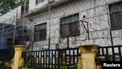 រូបឯកសារ៖ លួសត្រូវបានហ៊ុមព័ទ្ធរបងនៃបរិវេណនៃអគារឈ្មោះ Great Wall Park ដែលអាជ្ញាធរបានរកឃើញថាជាកន្លែងជួញដូរមនុស្ស ចាប់ជម្រិត និងធ្វើទារុណកម្ម នៅខេត្តព្រះសីហនុ កាលពីថ្ងៃទី ២១ ខែកញ្ញា ឆ្នាំ ២០២២។ 