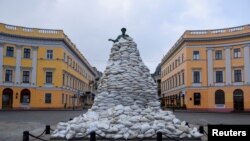 УНЕСКО вели дека трошоците за поправка на руската штета на културните споменици во Украина ќе чинат во просек 680 милиони долари годишно до 2033 година. Фото: Споменик во Одеса заштитен од експлозии со вреќи песок