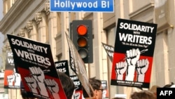 Ribuan penulis televisi dan film Hollywood akan melakukan pemogokan pada 2 Mei 2023 setelah pembicaraan dengan studio dan streamer mengenai pembayaran dan persyaratan lainnya berakhir tanpa kesepakatan. (Foto: AFP/Chris Delmas)