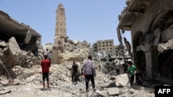 Lực lượng cứu hộ đứng tr&#234;n đống đổ n&#225;t của c&#225;c t&#242;a nh&#224; bị ph&#225; hủy sau vụ oanh k&#237;nh của Israel gần Nh&#224; thờ Hồi gi&#225;o Lớn Omari ở Phố Cổ của Th&#224;nh phố Gaza, ng&#224;y 4 th&#225;ng 7 năm 2024.