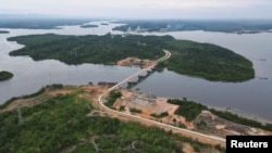 Pembangunan jembatan Pulau Balang Besar yang akan terhubung dengan Ibukota Negara Nusantara (IKN) di Sepaku, Kalimantan Timur, 7 Maret 2023. (Foto: REUTERS/Willy Kurniawan)