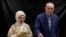 <div style="direction:rtl">رجب طیب اردوغان و همسرش امینه اردوغان در حال رای&zwnj;دادن در دور دوم انتخابات ریاست جمهوری ترکیه (یکشنبه ۷ خرداد ۱۴۰۲)&nbsp;</div>
