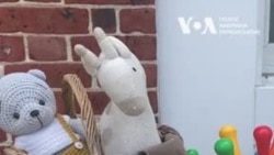 У Вашингтоні показали іграшки загиблого немовляти з Одеси й молилися за українських дітей. Відео