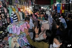 Orang-orang berbelanja pakaian selama minggu terakhir bulan suci Ramadan, di Pasar Tanah Abang di Jakarta, Jumat, 5 April 2024. (AP/Dita Alangkara)