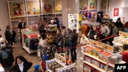 Inflasi barang-barang konsumsi di AS melonjak pada bulan Desember lalu (foto: ilustrasi). 