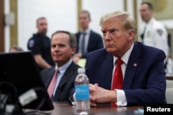 រូបឯកសារ៖ អតីតប្រធានាធិបតីសហរដ្ឋអាមេរិក លោក Donald Trump ចូលរួមសវនាការ​រឿងក្តីពាក់ព័ន្ធនឹង​ការ​បន្លំឯកសារ​របស់​ស្ថាប័ន Trump Organization នៅតុលាការ​កំពូល​រដ្ឋញូវយ៉ក ក្នុងសង្កាត់ Manhattan រដ្ឋញូវយ៉ក កាលពីថ្ងៃទី៧ ខែធ្នូ ឆ្នាំ២០២៣។