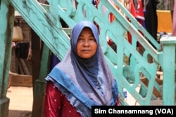 អ្នកស្រី ម៉ាត់ រី អាយុ​ ៦២ ឆ្នាំ ជាស្ត្រីចាម​ត្បាញសូត្រ ផ្តល់កិច្ចសម្ភាសន៍ឱ្យវីអូអេ នៅស្រុកកោះសូទិន ខេត្តកំពង់ចាម កាលពីថ្ងៃទី២០ ខែមេសា​ ឆ្នាំ២០២៣។ (ស៊ឹម ចាន់សំណាង/វីអូអេ)