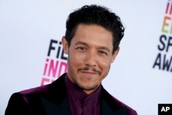 Theo Rossi menghadiri Film Independent Spirit Awards di Santa Monica, California, Sabtu, 4 Maret 2023. (Jordan Strauss/Invision/AP)