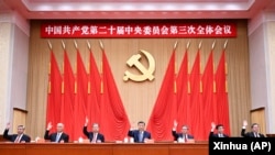 中共官媒新华社2024年7月18日发布照片显示，中共领导人习近平带领他的政治局常委成员在北京出席中共二十届三中全会。