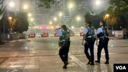 香港警方六四35周年紀念日前夕，在銅鑼灣維多利亞公園一帶加強巡邏。(美國之音照片)