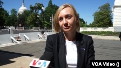 Голова фракції «Голос» Олександра Устінова,розмовляє із журналісткою Голосу Америки, Катериною Лісуновою.