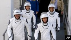 Astronaut SpaceX (baris pertama dari kiri) Josh Cassada, Nicole Mann, (baris kedua dari kiri) Anna Kikina dan Koichi Wakata menuju Launch Pad 39-A untuk lepas landas di Kennedy Space Center, Cape Canaveral, Florida, 5 Oktober 2022. (Foto: John Raoux/AP Photo)
