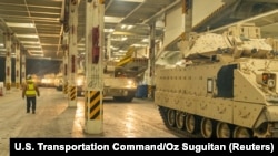 Архівне фото: Машини бойової піхоти Bradley перед відправкою до України, січень 2023 року. Фото Пентагону США, роздатковий матеріал Reuters.