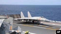 Jet tempur J-15 milik militer China bersiap lepas landas dari kapal induk dalam latihan militer di sekitar Selat Taiwan pada 9 April 2023. (Foto: An Ni/Xinhua via AP, File)
