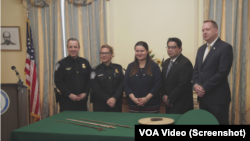 Посол України у США Оксана Маркарова із представниками Прикордонно-митної служби США під час передачі артефактів Україні 