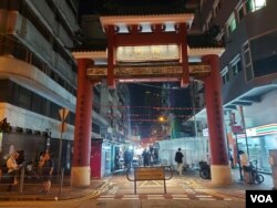 昔日人山人海的香港廟街夜市，疫情結束後也難見人潮 (美國之音/林淦峰)