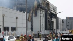 Lính cứu hỏa làm việc tại hiện trường nhà máy sản xuất pin bị hỏa hoạn ở Hwaseong, Hàn Quốc, ngày 24/6/2024.