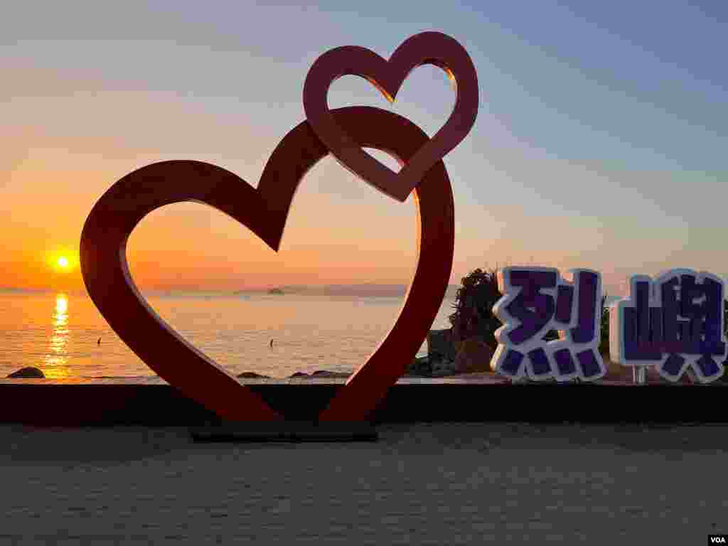 A view of the sunset from Lieyu Island (also known as Little Kinmen) where the Chinese city of Xiamen can be seen across the water. (Elizabeth Lee/VOA)