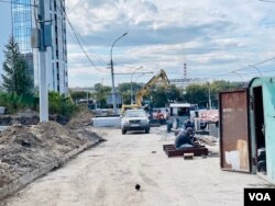 Novosibirskda tojikistonlik migrantlar mehnatda, avgust, 2022