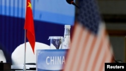 Государственные флаги Китая и США. Совет Безопасности ООН, REUTERS/Thomas Peter/Pool (архивное фото) 