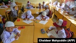 Para murid sekolah dasar mengikuti hari pertama sekolah di Banda Aceh, Aceh, 17 Juli 2023. (Foto: Chaideer Mahyuddin/AFP