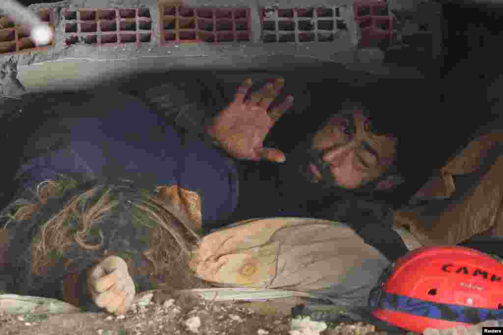 8 Şubat 2023 - Kahramanmaraş merkezli 6 Şubat depremlerinde en fazla hasar gören illerden olan Hatay'da depremzede Abdülalim Muaini, kurtarma ekipleri tarafından enkazdan sağ çıkarıldı.