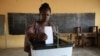 Une électrice vote à Lomé lors des élections législatives, Togo, le 29 avril 2024.