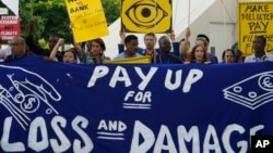 Các nhà hoạt động tham gia biểu tình gây quỹ hỗ trợ thiệt hại và mất mát tại Hội nghị thượng đỉnh về khí hậu của LHQ COP28, vào ngày 6/12/2023. Hoa Kỳ vừa rút ra khỏi hội đồng quản trị của quỹ này.