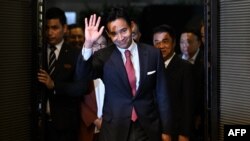 Move Forward Party leader and prime ministerial candidate Pita Limjaroenrat waves as he arrives to address a press conference with potential coalition partners in Bangkok, May 18, 2023.