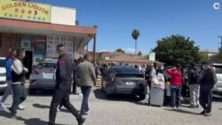 在丁胖子广场来来往往找工作、住宿、领食物的人群