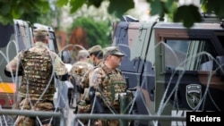 Tentara Italia yang bergabung dalam Pasukan Kosovo (KFOR) yang dipimpin NATO, berjaga di Leposavic, Kosovo, 1 Juni 2023. (REUTERS/Ognen Teofilovski)