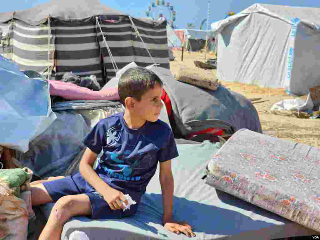 Families build camps around the grounds of an amusement park outside the city of Khan Younis, Gaza, to wait out the war, May 13, 2024. (VOA/Enas Tantesh) 