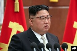Shimoliy Koreya rahbari Kim Chen Un Pxenyanda so'zlamoqda, 26-fevral, 2023