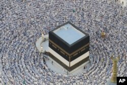 Muslimanski hodočasnici obilaze Kabu, kubičnu zgradu tokom godišnjeg hadža hodočašća u Meki, Saudijska Arabija.