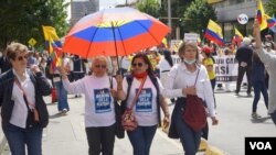 Manifestantes con logotipos en sus camisetas con el mensaje “La marcha de la mayoría”, como llamó la oposición a la jornada de manifestaciones. [Foto: Federico Buelvas, VOA]