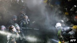 在加利福尼亚大学洛杉矶分校，在校园抗议营地的障碍被部分拆毁后，警察与支持巴勒斯坦人的抗议学生对峙。(2024年5月2日)