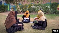 اوس مهال په په پاکستان کې د نجونو په ګډون په سلکونو زده کوونکي ددغه هیواد په پوهنتونونو کې په زده کړو بوخت دي. (عکس ارشیف).